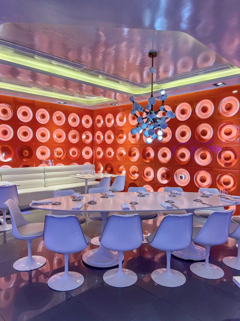 Esse é o Spacewalker, um dos 10 restaurantes do resort da Nickelodeon