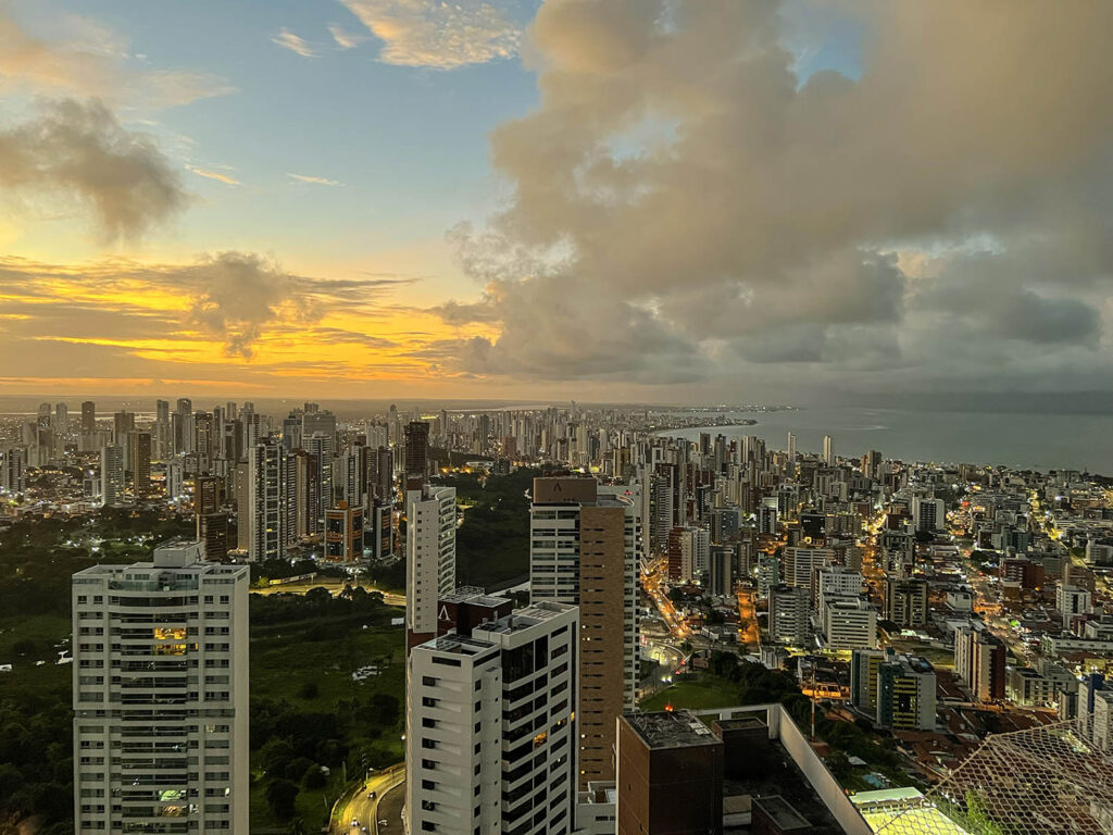 Vista do Sky Bar, em João Pessoa, no fim de tarde