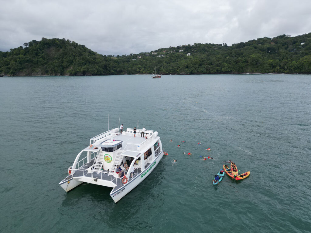 catamara catamaran quepos manuel antonio costa rica iguana tours