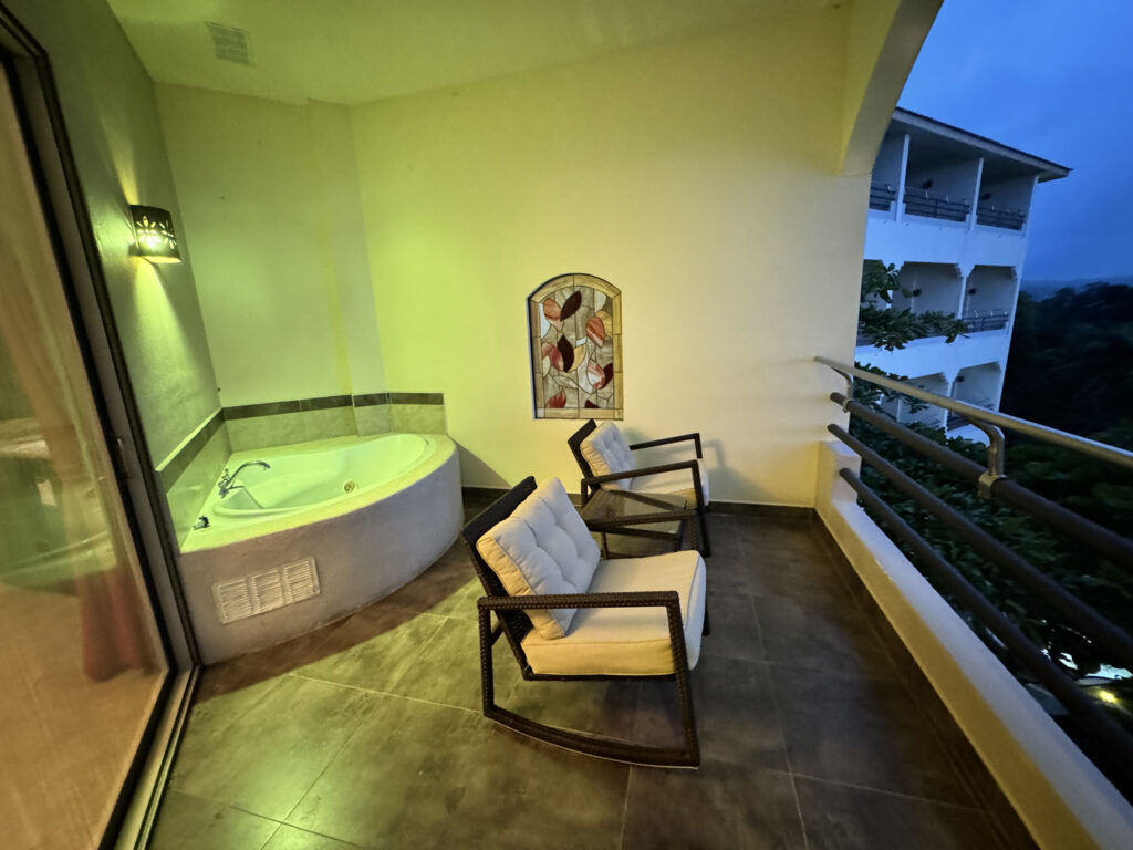 parador hotel manuel antonio quepos costa rica varanda jacuzzi