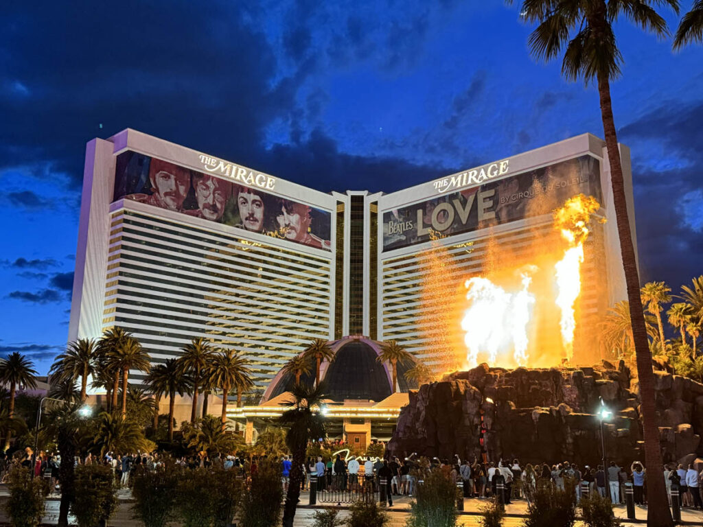 las vegas strip mirage vulcao volcano