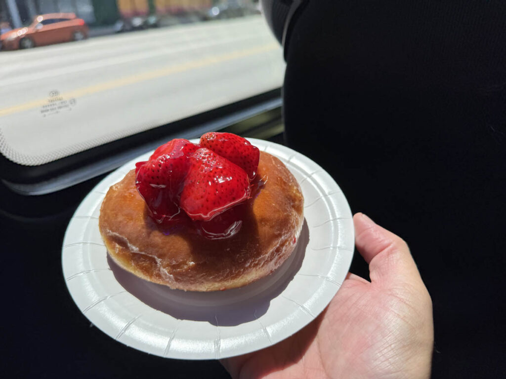 Chicago Movies Filmes Series chicago yes chef the bear morango donut strawberry roesers bakery