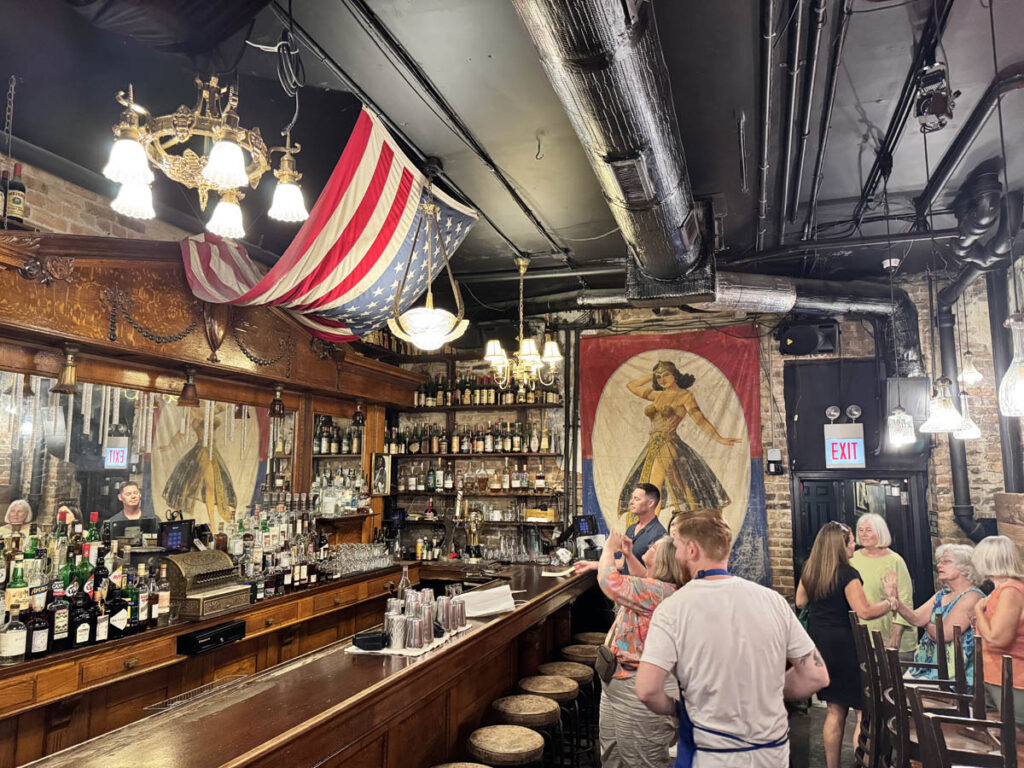 Chicago Movies Filmes Series chicago yes chef the bear the green door tavern speakeasy