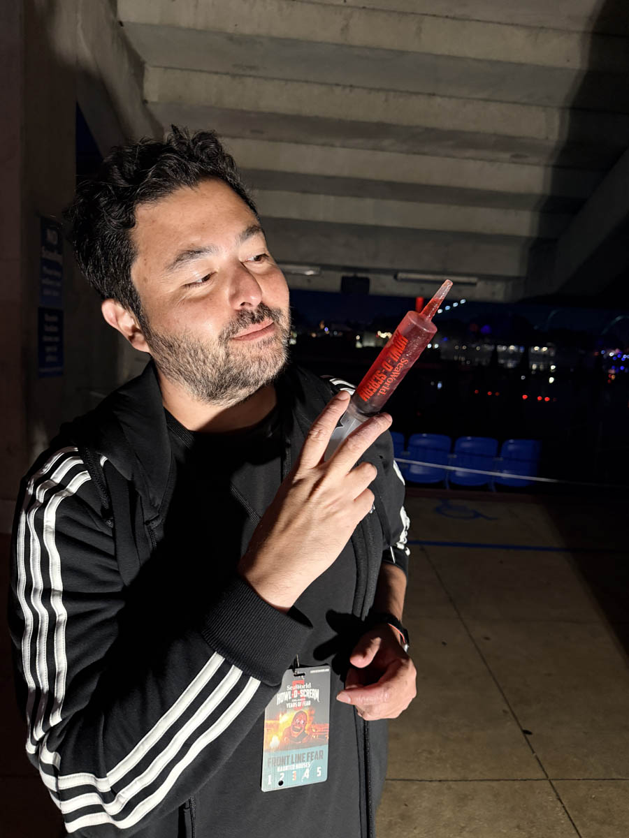 sea world seaworld orlando florida 3em3 howl o scream halloween jellow shot seringe seringa